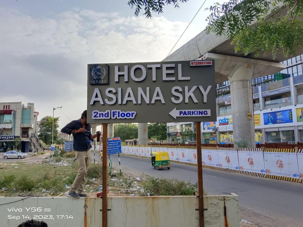 Hotel Asiana Sky Motera อาเมดาบัด ภายนอก รูปภาพ