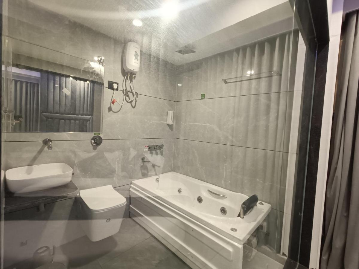 Hotel Asiana Sky Motera อาเมดาบัด ภายนอก รูปภาพ